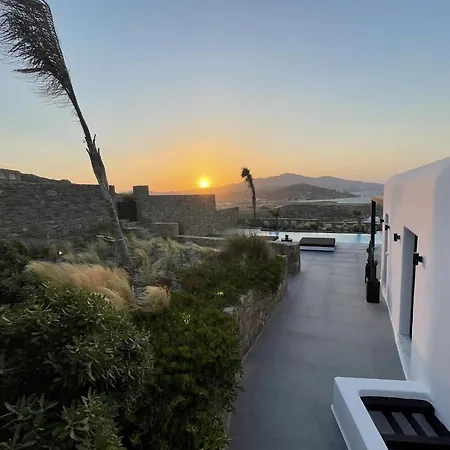 Black And White Ftelia - Mykonos Villa *